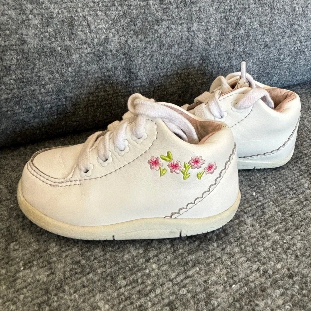 Stride Rite SRT Emilia White Leather Floral Embroidery Sneakers 4XW BG35693